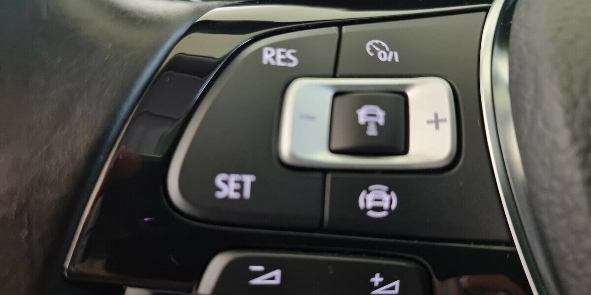 VW Touran Highline BMT LED ACC Nav Panorama 7-Sitze 37.700 km 27.850 &euro; Garrel 49681