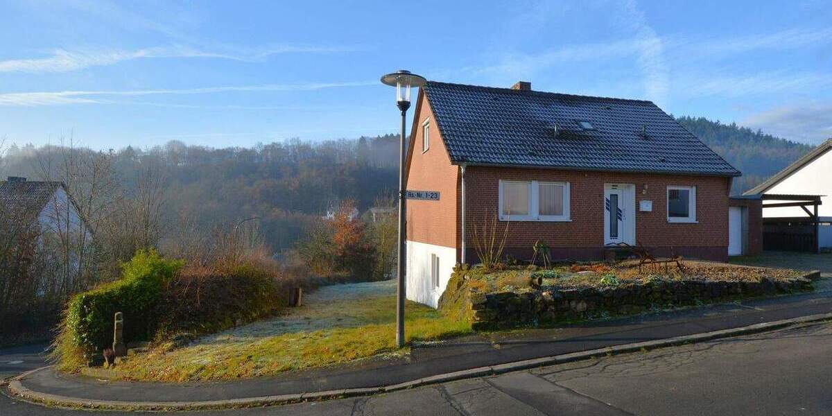 Ruhig gelegenes Wohnhaus mit Balkon, Terrasse, Garage, Carport und Aussicht in Gerolstein-Müllenborn 5 zimmer