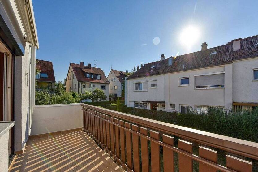 Charmantes, modernisiertes Reihenhaus mit Garten, Balkon & Garage - in Stuttgart-Altenburg