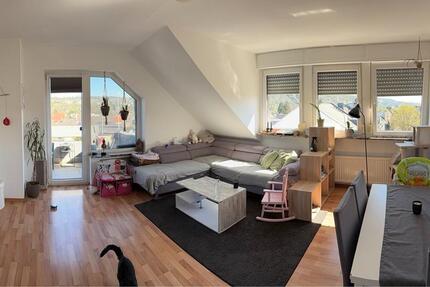 Geräumige 4-Raum-Dachgeschoßwohnung mit Balkon, EBK und Garage