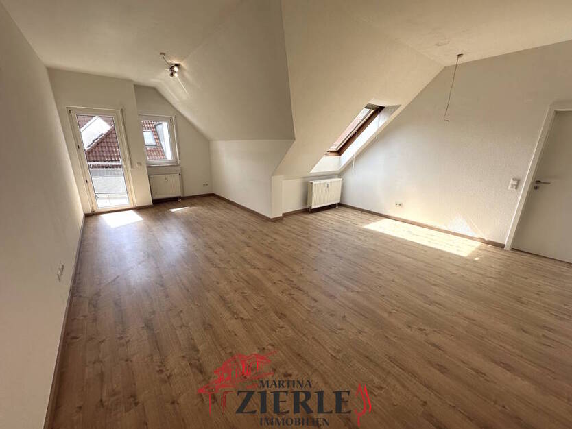 Gelegenheit, ab 01.10 frei! Schöne helle DG-Wohnung mit Balkon, Einbauküche und TG-Stellplatz! 2 zimmer