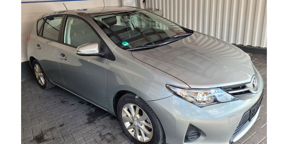 Toyota Auris 84.627 km 7.400 &euro; Berlin 12277