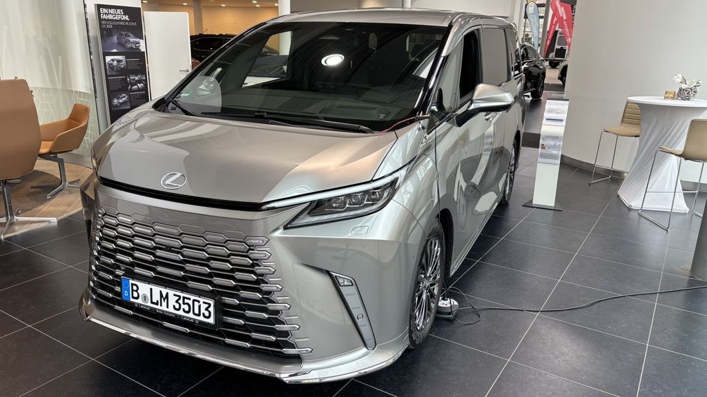 Lexus LM 7.000 km 119.990 € Berlin 13403