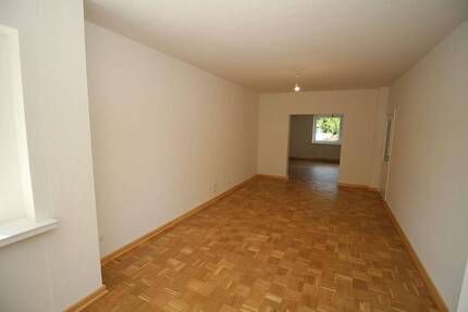 Vier- bis Fünf-Zimmerwohnung in Hochparterre mit Balkon