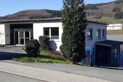 Große Gewerbehalle mit Büro und Kfz-Stellplätzen in Plettenberg zimmer