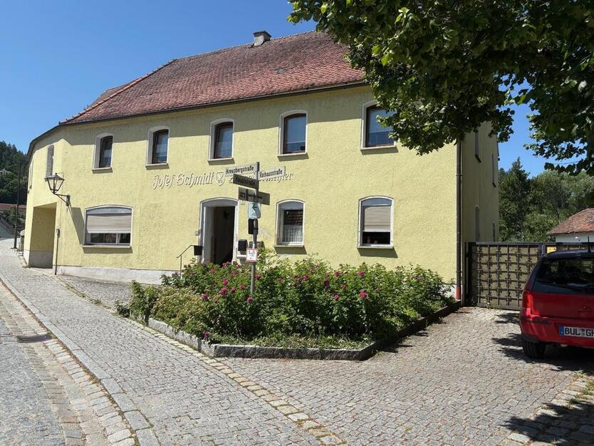 Günstiges, geräumiges Zweifamilienhaus in Schmidmühlen