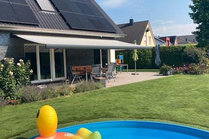 Freistehendes Einfamilienhaus (Pool, 3 Garagen, PV) SG-Aufderhöhe