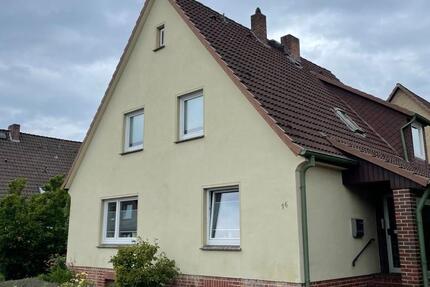 Großzügige Doppelhaushälfte mit Garten