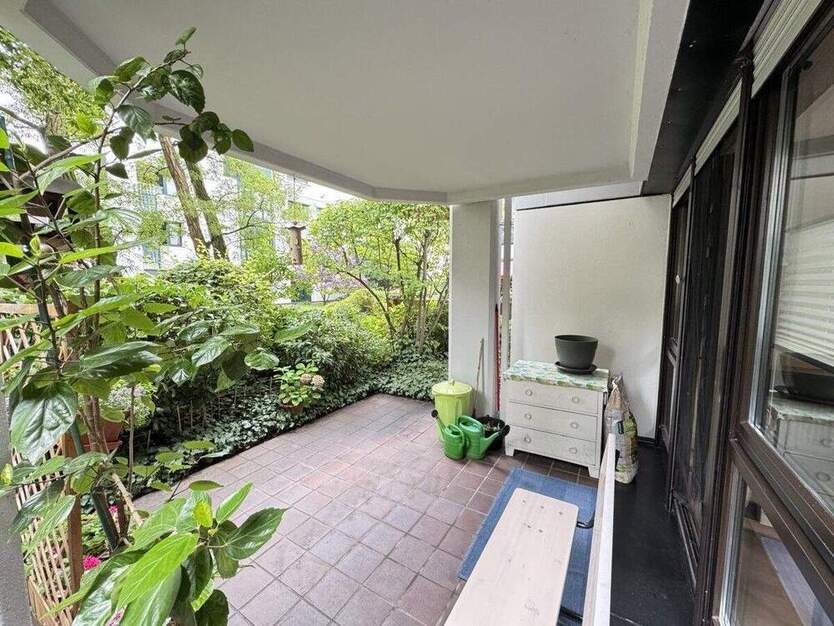 Charmante 2,5 Zimmer Wohnung mit zwei Terrassen und Tiefgaragenstellplatz 2 zimmer
