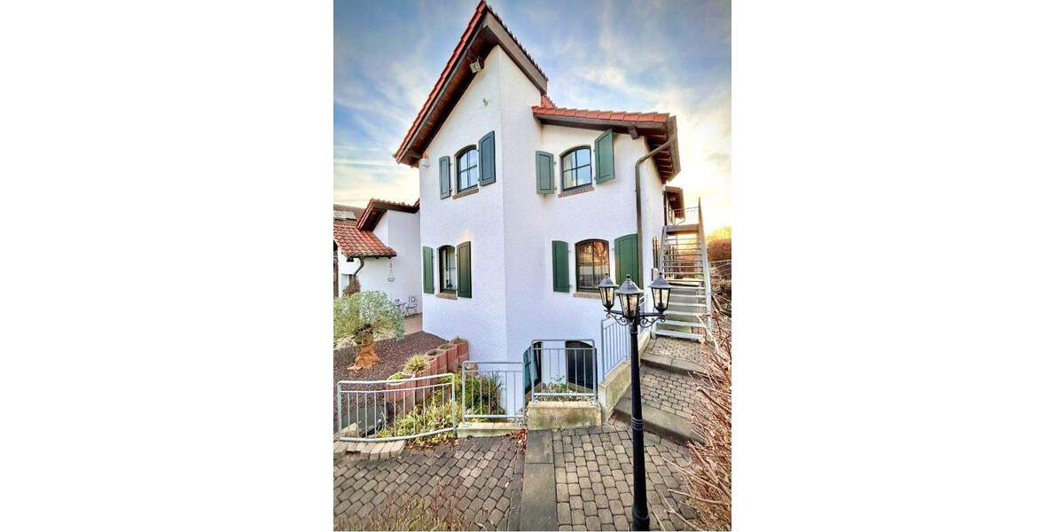 schönes, ruhiges und zentral gelegenes Einfamilienhaus mit zwei Garagen zu verkaufen 1 zimmer