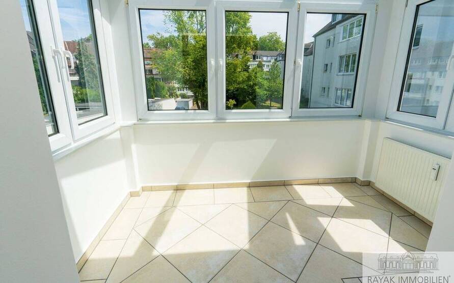 Modernisierte Etagenwohnung mit Wintergarten - 3 Zimmer in Düsseldorf-Benrath