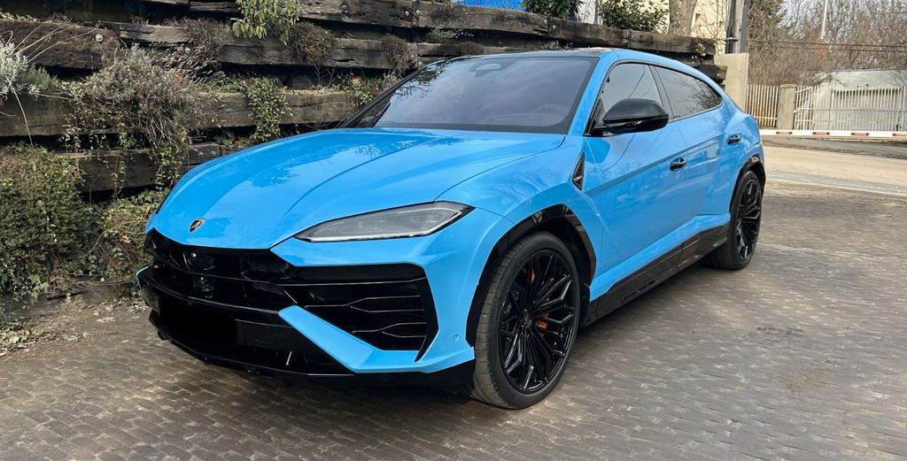 Lamborghini Urus 7.600 km 356.881 &euro; München 81669
