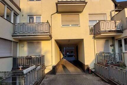 Geräumige 2,5 Zimmer Souterrain Wohnung mit Terrasse in Frechen Zentrum