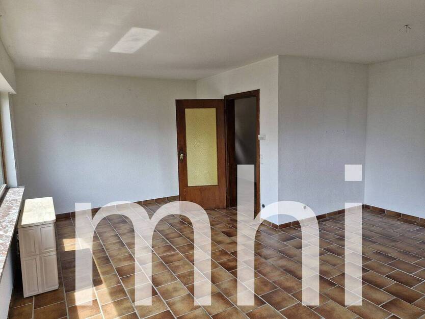 Much Hündekausen: Kleiner Bungalow mit 2 Garagen für die kleine Familie. 4 zimmer