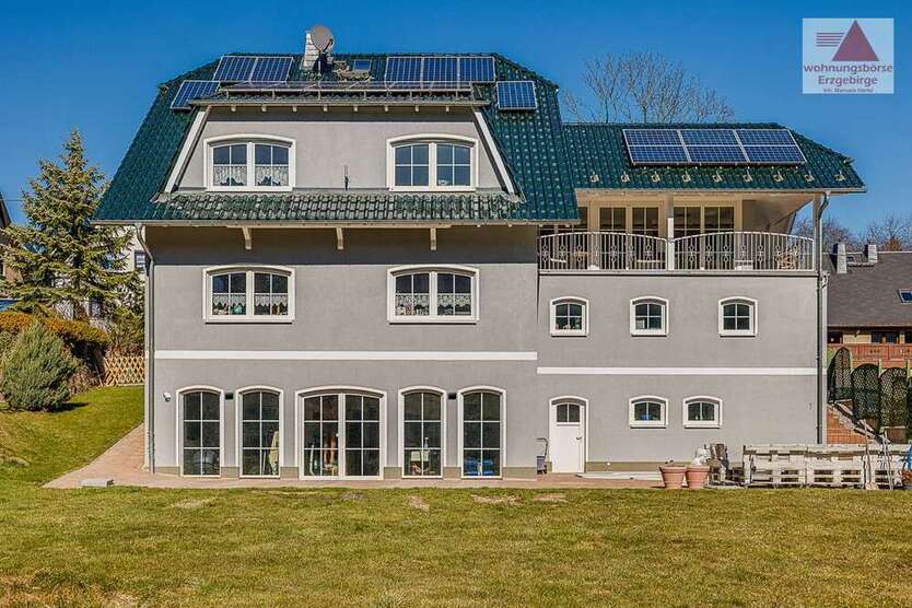 Haus zum Kaufen in Lauter-Bernsbach 585.000 € 295 m²