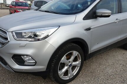 Ford Kuga Titanium Kamera Parkassyst Leder Navi Bi-Xeno 113.400 km 15.950 &euro; Neumarkt/OPf 92318