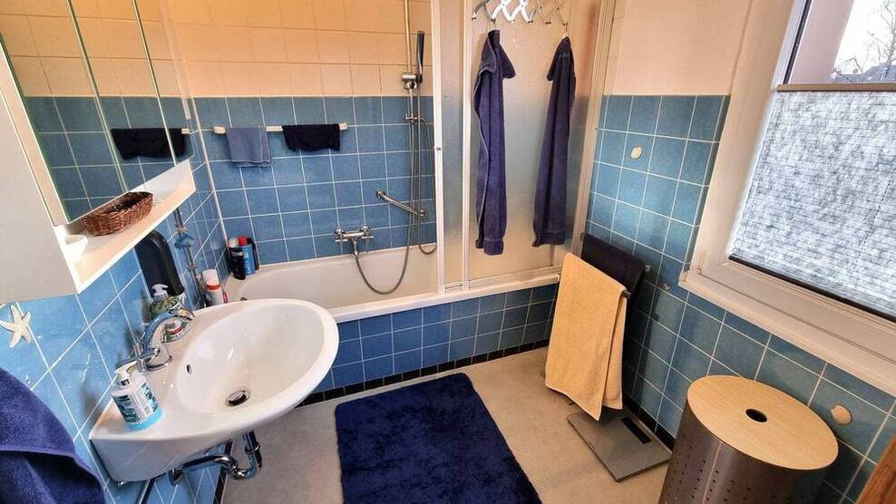 Freistehendes Ein-Zweifamilienhaus mit 9 Zimmern, 3 Bädern und ri