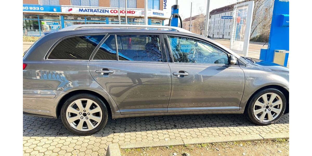 Toyota Avensis 180.000 km 3.500 &euro; leipzig 04357