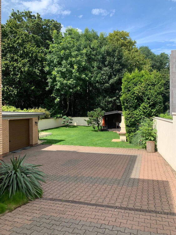 Mehrgenerationshaus mit zwei Garagen und großen Garten im Müngersdorf (Bitte keine Makleranfragen)