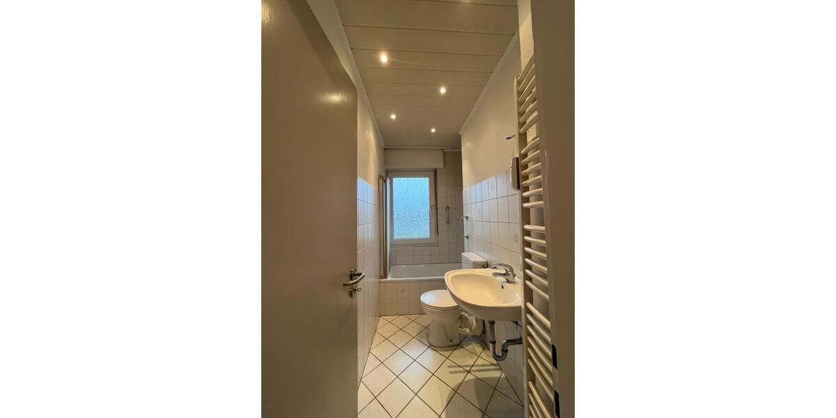 Großzügig geschnittene helle Etagenwohnung Balkon nahe Stadtkern 3 zimmer