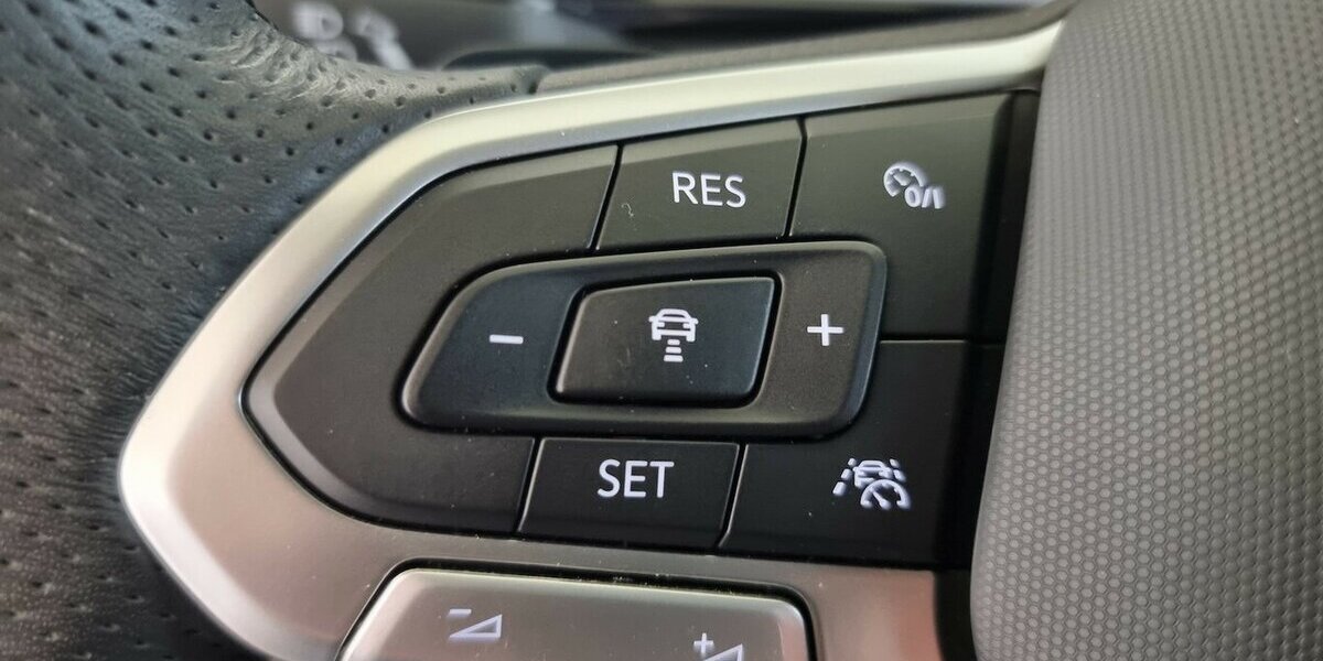 VW T-Roc R-Line 2025 LED-Matrix IQ Kamera VIC DSG 28.600 km 27.900 &euro; Garrel 49681