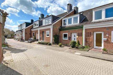 Wulfsdorf - renoviertes, kleines Reihenhaus mit Garten, Terrasse und Garage in Ostsee Nähe für max. 3 Personen!