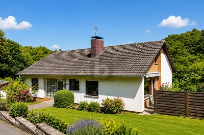 VERMIETETE EINHEIT + GARTEN & VIEL PLATZ - Zweifamilienhaus Bad Karlshafen | Angebot:26900700
