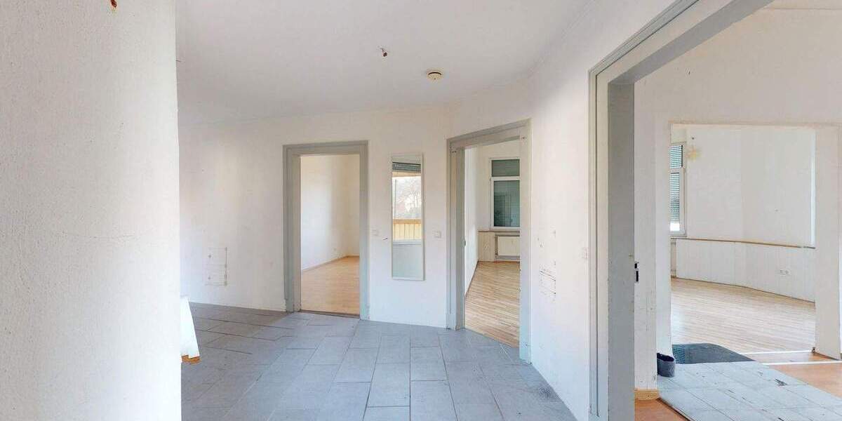 Wohn- und Geschäftshaus mit Gewerbe im EG und zwei großzügigen Wohnungen in Bahnhofsnähe 8 zimmer