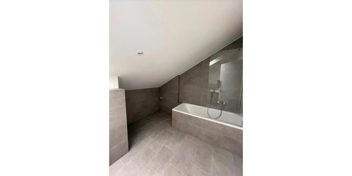 2,5-Zimmer Dachgeschosswohnung mit Gartenanteil in gehobenem Stil 2.5 zimmer