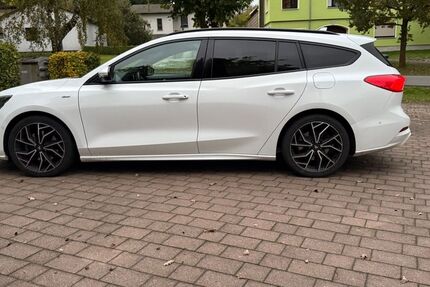 Ford Focus 125.126 km 15.000 € Auma-Weidatal 07955