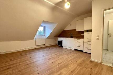 Helle 2-Zimmer-Dachgeschosswohnung mit Einbauküche - frisch renoviert 2 zimmer
