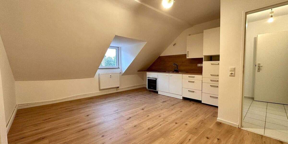 Helle 2-Zimmer-Dachgeschosswohnung mit Einbauküche - frisch renoviert 2 zimmer