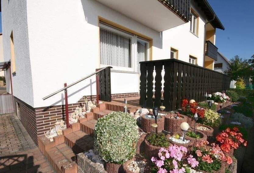gepflegtes Einfamilienhaus mit drei Garagen, Terrasse, 2 Balkone, kinderfreundlicher Garten, ruhige Wohnlage von Weidenhausen