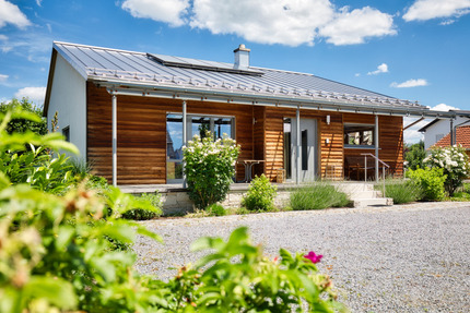 Bungalow in ökologischer Vollholz-Bauweise mit Nebengebäuden