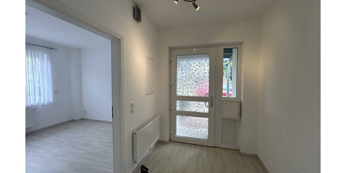 Keine Käuferprovision ! Helle Erdgeschosswohnung mit überdachtem Eingang, Terrasse und Stellplatz 2 zimmer