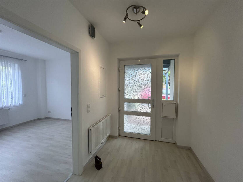 Keine Käuferprovision ! Helle Erdgeschosswohnung mit überdachtem Eingang, Terrasse und Stellplatz 2 zimmer