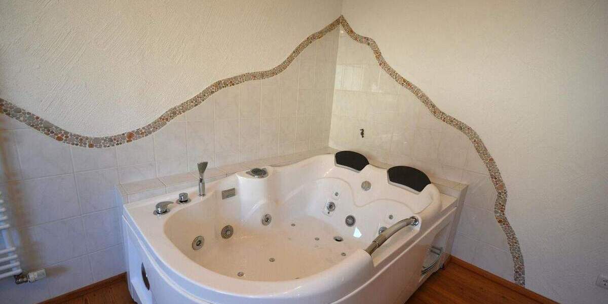 Ruhig gelegenes Wohnhaus mit Balkon, Terrasse, Garage, Carport und Aussicht in Gerolstein-Müllenborn 5 zimmer