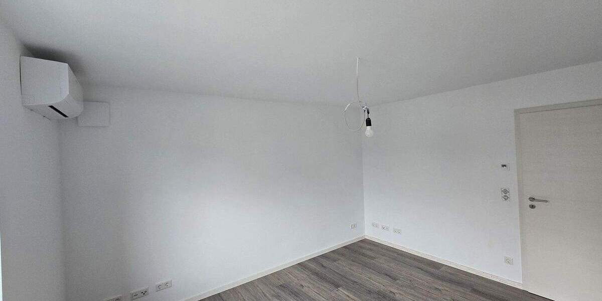 Doppelhaushälfte kernsaniert und energieeffizient mit Garage und Stellplätzen in Römerberg 3 zimmer