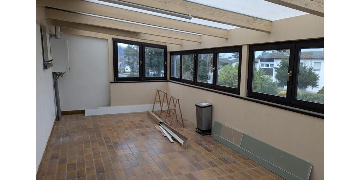 Schöne neu renovierte Etagenwohnung 4 zimmer