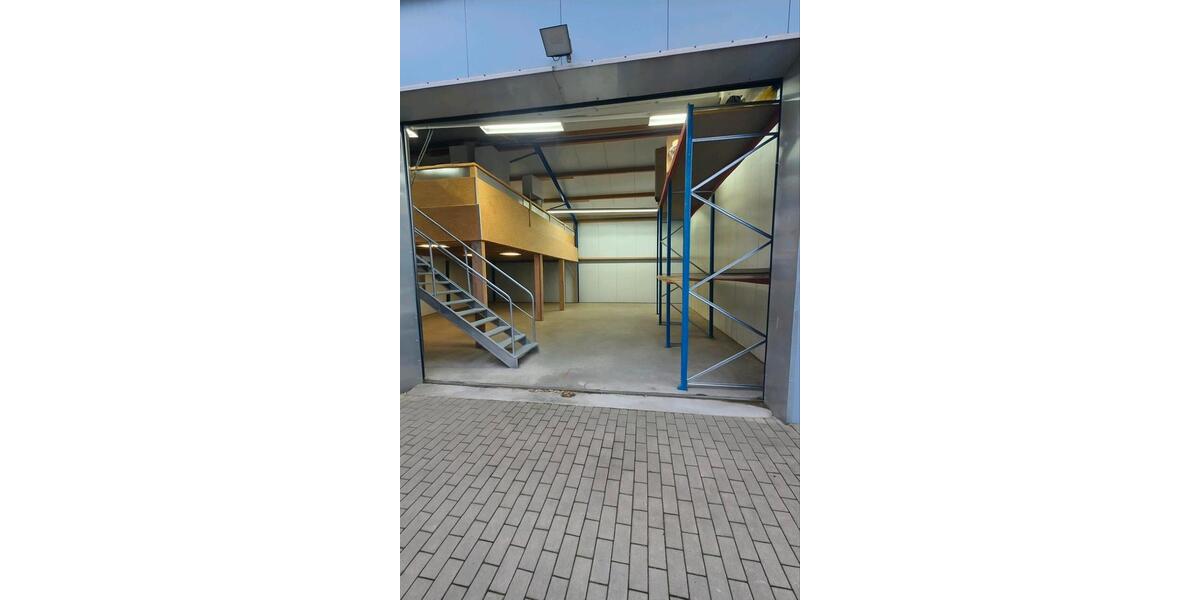 Halle zu vermieten – 150 m², ebenerdig befahrbar mit Tor zimmer