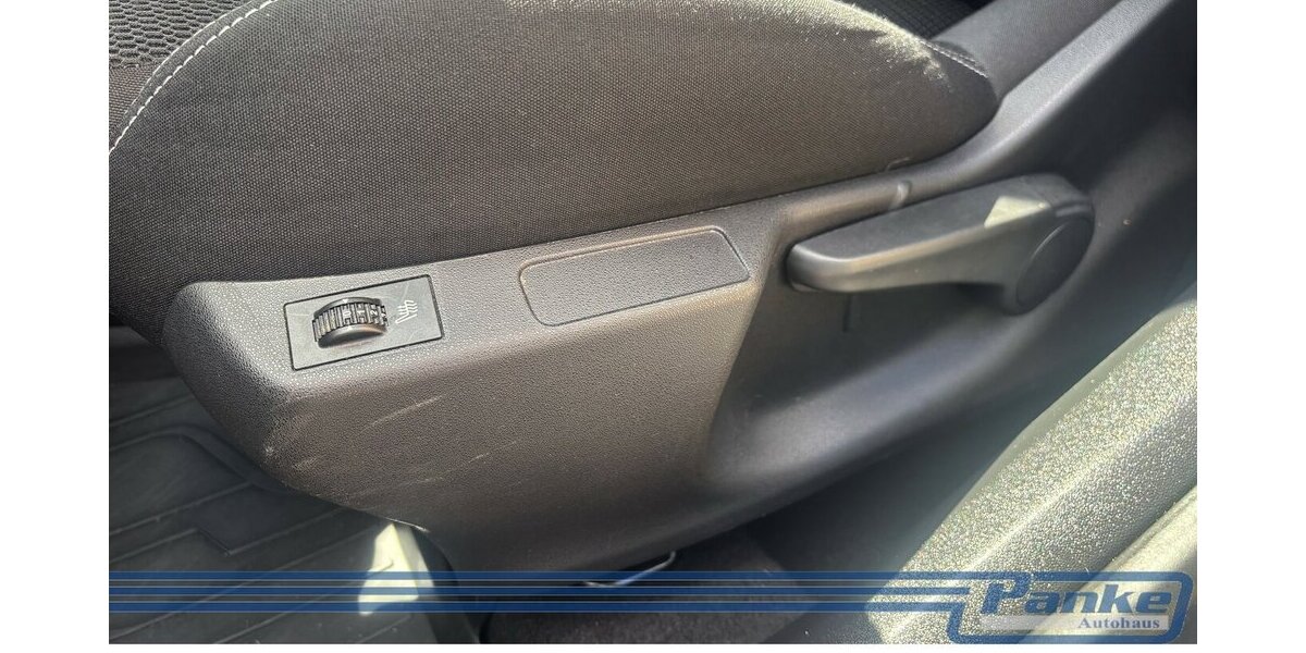 Citroen C4 Selection 120 EAT6*SHZ*DAB*NAV*BT*Tempo* 111.305 km 9.990 &euro; Berlin 13187