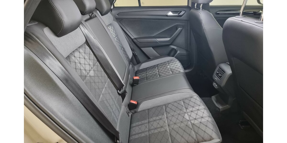 VW T-Roc R-Line 2025 LED-Matrix IQ Kamera VIC DSG 28.600 km 27.900 &euro; Garrel 49681