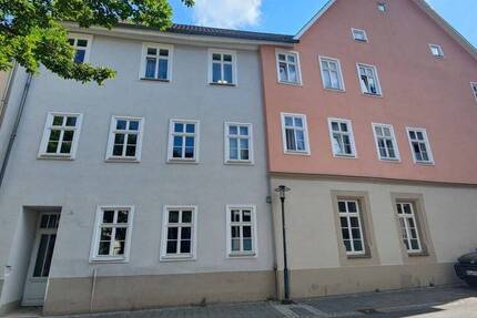 Interessantes Stadthaus mit einer Gewerbeeinheit (teilbar) und vier Wohnungen