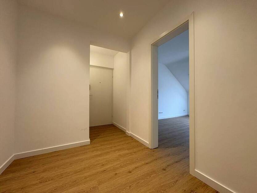 Umfassend sanierte 3-Zimmer-Wohnung mit Balkon in Düsseldorf-Niederkassel