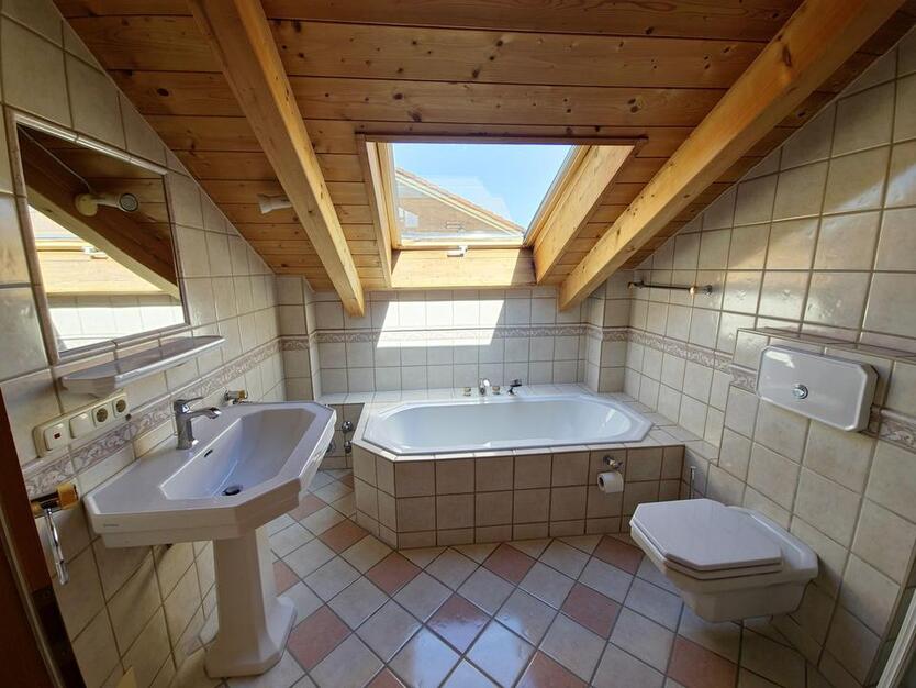 Charmante helle 3-Zi Dachgeschoßwohnung mit traumhaftem Bergblick am Chiemsee