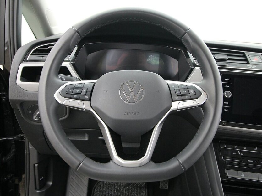 VW Touran 1.5 TSI 7-DSG Comfortline 7-SITZ+NAVI+AHK 25.069 km 32.790 € Hagenow 19230