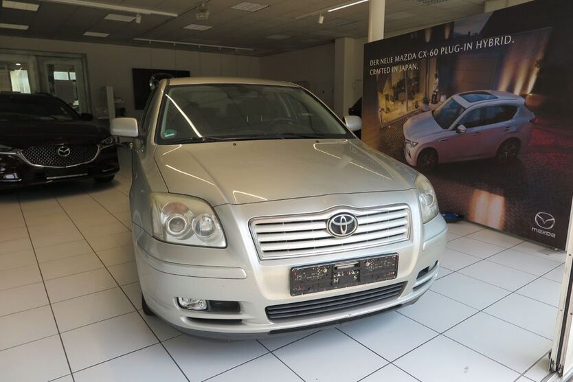 Toyota Avensis 180.000 km 3.990 € Bühl-Weitenung 77815