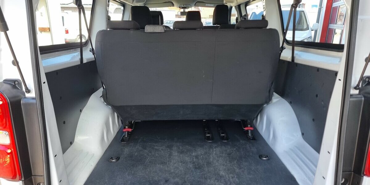 Opel Zafira Life Edition M Vivaro 9-Sitzer Automatik 84.300 km 27.700 &euro; Garrel 49681