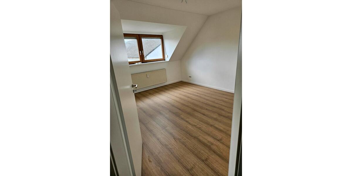 Dachgeschoßwohnung Regenstauf - 3 Zimmer, 92 m&sup2;, 900&euro; | Angebot:25759669