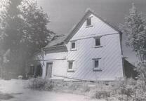 kleiner Bauernhof bzw kleines Haus mit Scheune Handwerker aufgep
